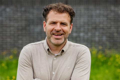 Bijbelstudieleraar Leander Janse bij Family7