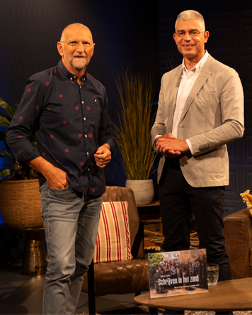 Gabór Locht en Evert ten Ham in Schrijven in het zand bij Family7