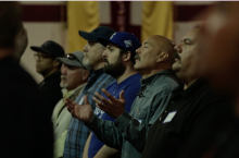 TV4Dads Brian Molitor bij Family7 christelijke tv-show voor mannen - aanbidding 