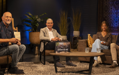 Schrijven in het zand met auteur en schilder Gabór Locht en presentator Evert ten Ham bij Family7